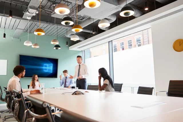 Vergaderruimte met interactief touchscreen bij een overheidsorganisatie
