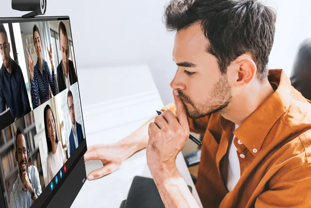 Medewerker voert een videovergadering via een scherm met camera